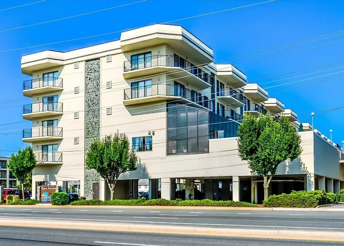 Royal Hawaiian - Amazing 2 Bedroom With Outdoor & Indoor Pool!